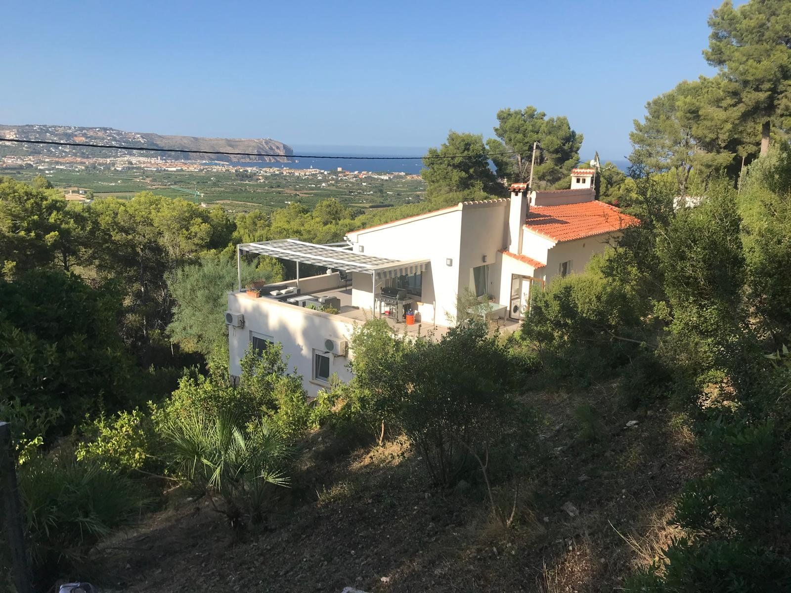 La villa vue du dessus, face à la baie de Xàbia